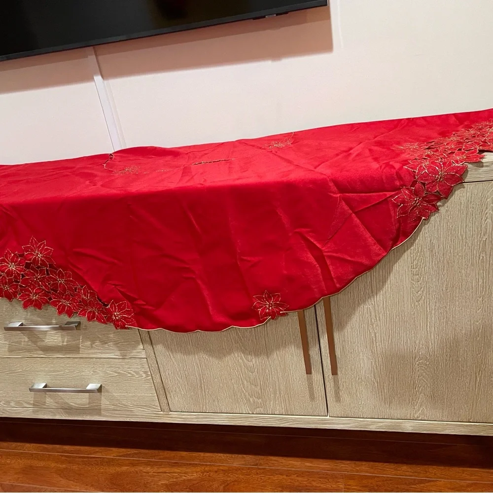 Poinsettia Cluster Round Red Tablecloth